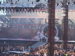 Les Terminators font leur entrée à Wrestlemania.