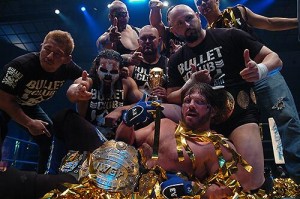 AJ célèbre sa victoire avec le Bullet Club.