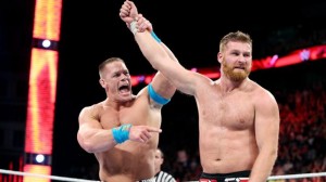 John Cena félicite Sami Zayn après leur combat à RAW au Centre Bell.