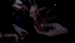 Certainement le plus sur-utilisé plan de tous les films de zombies: Des mains (de zombies!) qui manipulent des ballons de sang et de la saucisses trempée dans le sirop de mais rouge en guise d'organes.