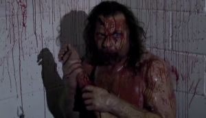 La scène d'ensuite, Hacksaw est un zombie... en chest! Mais il est mort en camisole... il a donc enlevé sa camisole depuis qu'il est zombie?!