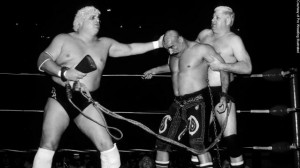 Les Texas Outlaws, Dusty Rhodes et Dick Murdoch font un mauvais parti à The Iron Sheik