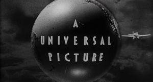 Le film se déroulant dans les années 40, le film commence avec le logo de la Universal des années 40... jolie touche que j'apprécie!