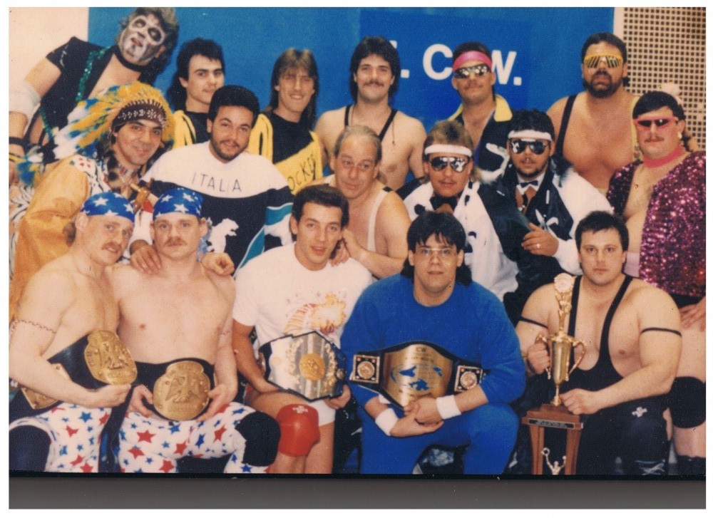 25 ans de lutte ICW:
Rangée du haut: Mike Lipps, Ghislain Rocker, Stéphan Rocker, Roger USA, Martin Rolland, Serge Rolland
Rangée du centre: Black Feather, Pedro Corneli, André Moreau, Paul Proulx, Serge »Proulx, Steven Cyr
Rangée du bas: Grant Gray, Gary Gray, Dynamite Dan, Ludger Proulx, Le Warrior
photo: Collection Ludger Proulx