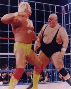 Regarde l'espace que Hulk Hogan se donne pour son coup de poing.
