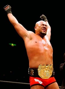 Tadao Yasuda était un ancien champion du monde, aillant remporté (et perdu) le titre IWGP plus tôt en 2002.  