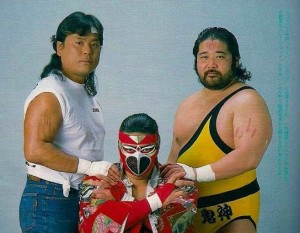 Hayabusa en compagnie du fondateur et plus grosse vedette de la FMW, Atsushi Onita et son entraineur Tarzan Goto
