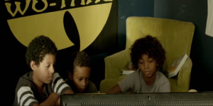 Tiens, je me demande si la présence de RZA explique ce poster derrière les kids...