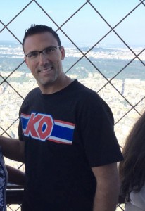Au sommet de la Tour Eiffel, avec le seul t-shirt que je pouvais porter aujourd'hui! 