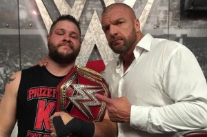 Kevin Owens, le nouveau champion Universel de la WWE, avec Triple H!   wwe.com