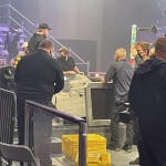 NXT: La table fracassée pas Joaquin Wilde. Les commentateurs étaient assis derriere la barricade.