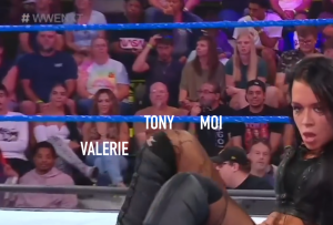 NXT: Valerie Loureda assise dans la foule à NXT (capture d'écran)