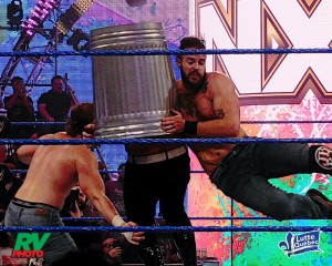 NXT: Brooks Jensen, Mark Coffey (dans la poubelle) et Josh Briggs