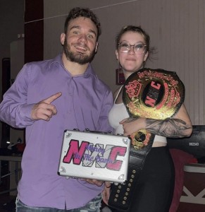 Le vainqueur du Money in the Bank Keven Gray et la nouvelle championne féminine de la NWC, Alexya.  crédit: NWC