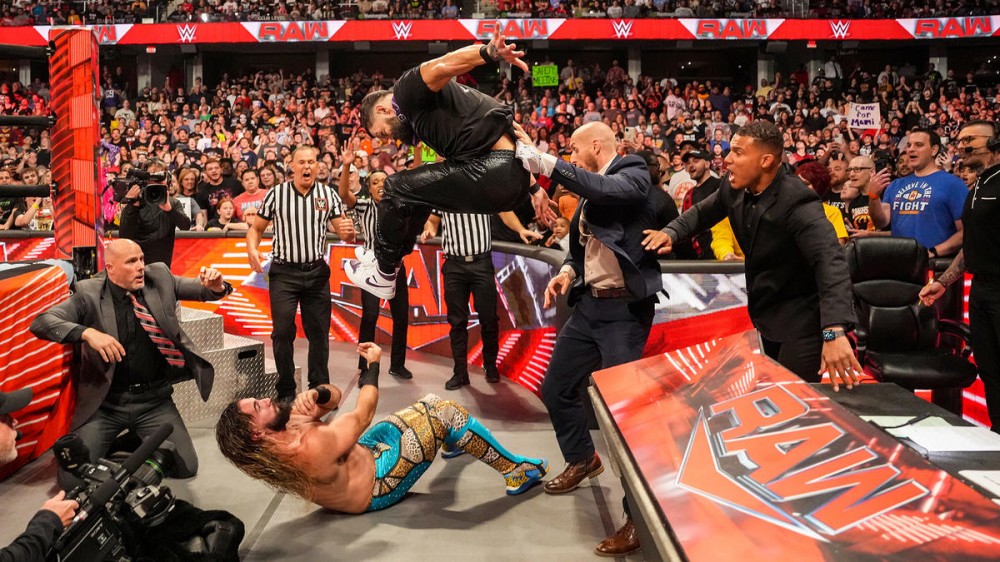 balor attaque rollins raw