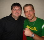 Deux hommes, chemise noire et t-shirt vert